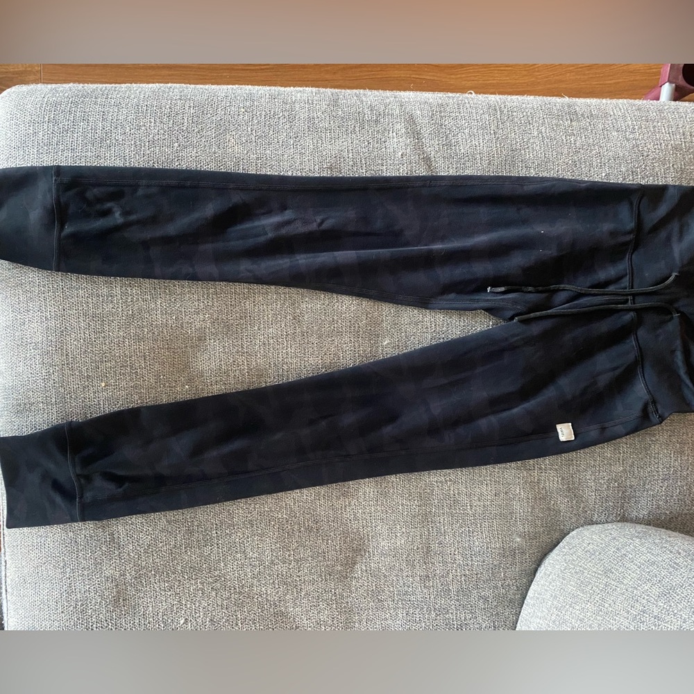 Vuori black camo daily legging size 0/xs
